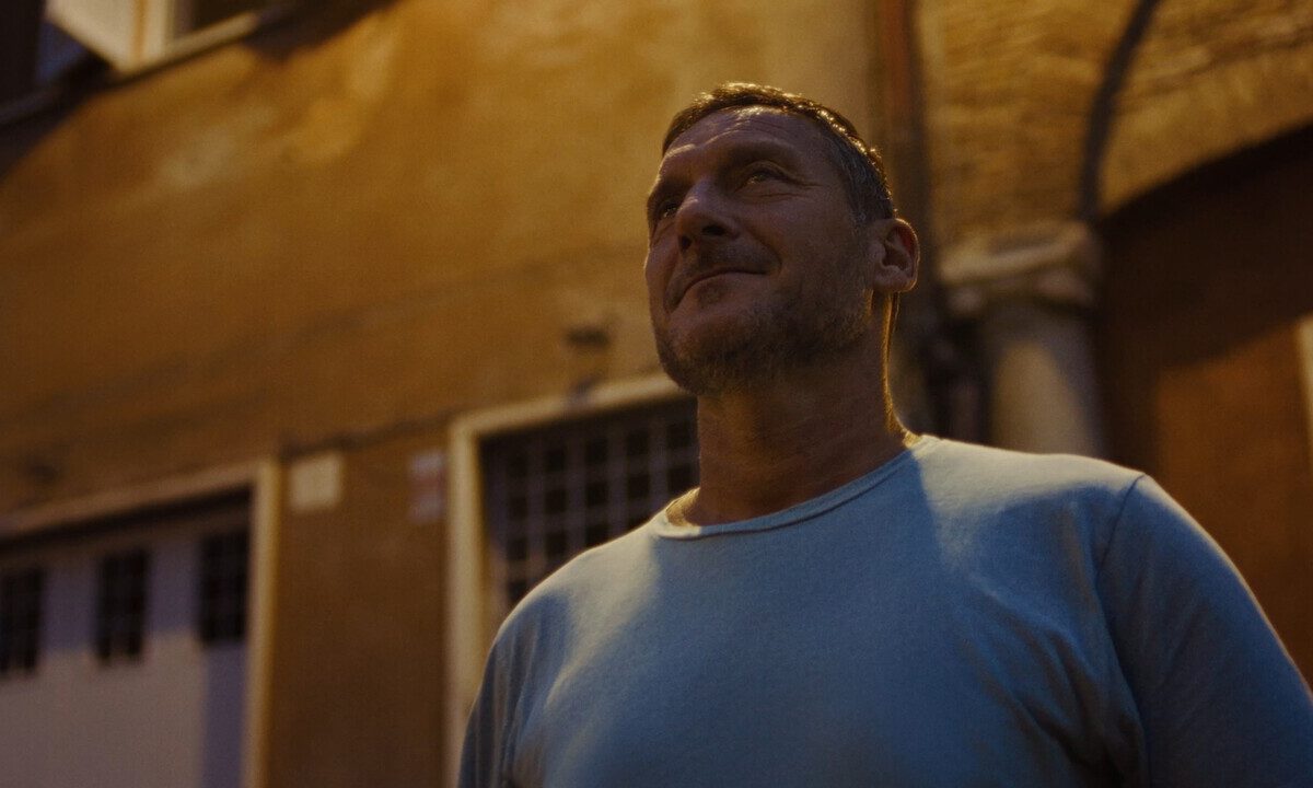 Francesco Totti nello spot di Spider-Man: Brand New Day, a Roma è irriconoscibile