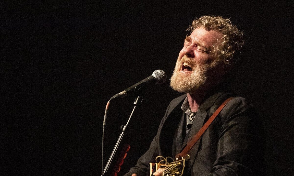Tragedia nel mondo della musica: muore Glen Hansard in incidente motociclistico a Dublino