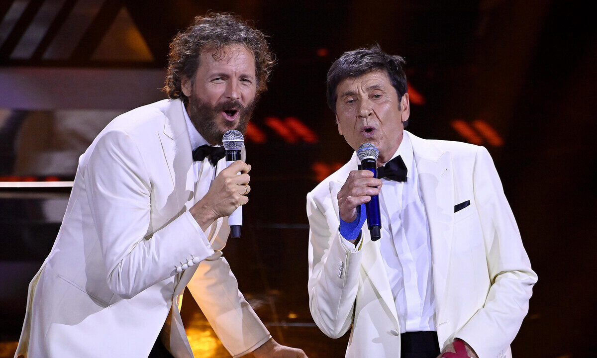 Gianni Morandi sul palco con Jovanotti stasera al Jova Summer Party a Montesilvano