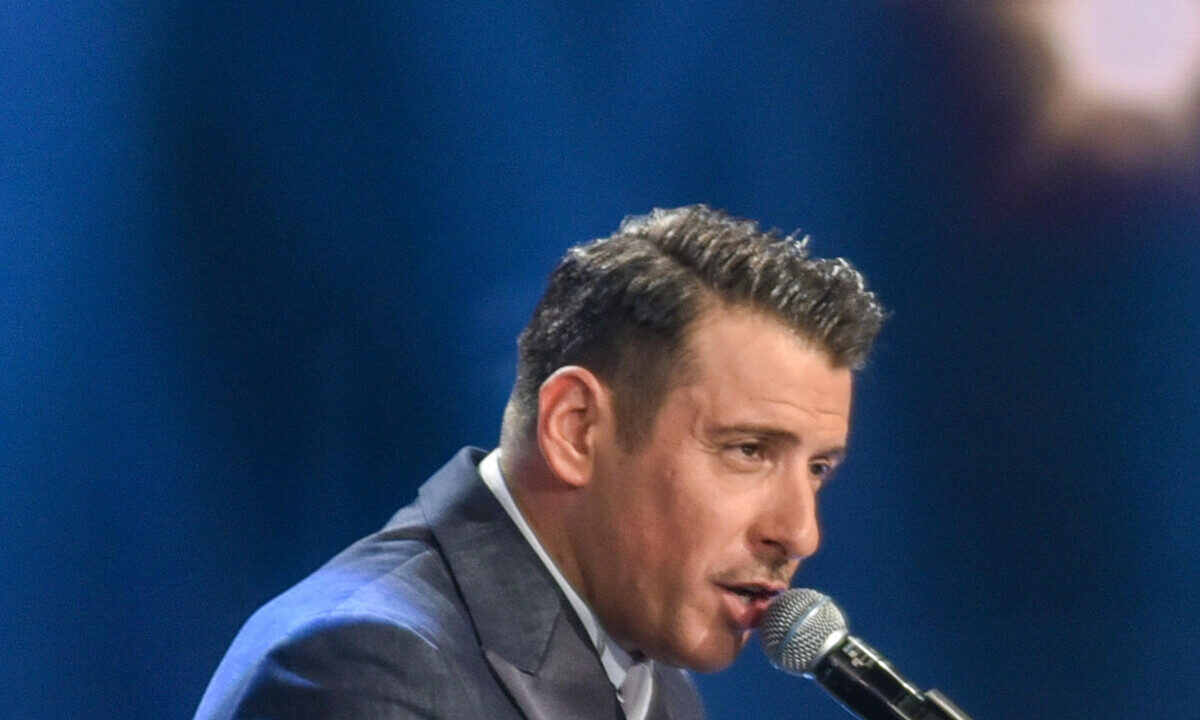 Gabbani colpito da malore durante il concerto a Letojanni: evento interrotto