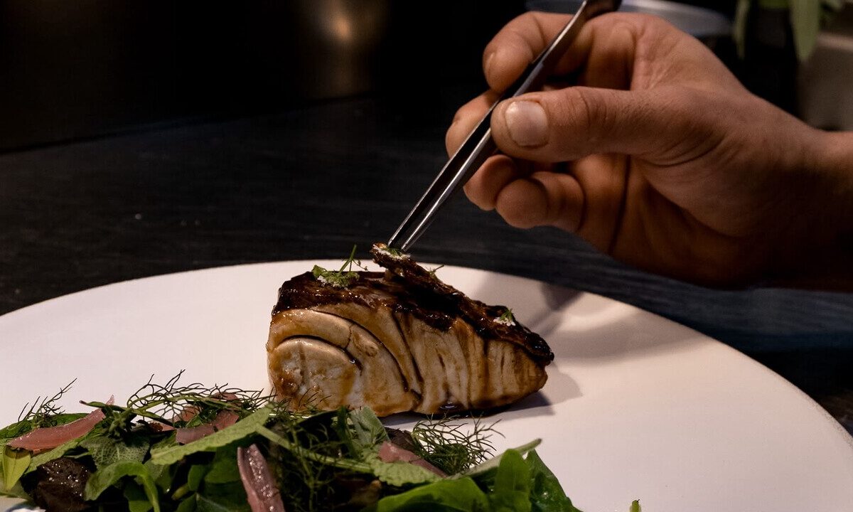 La frollatura del pesce: una tecnica gourmet in crescita nei ristoranti