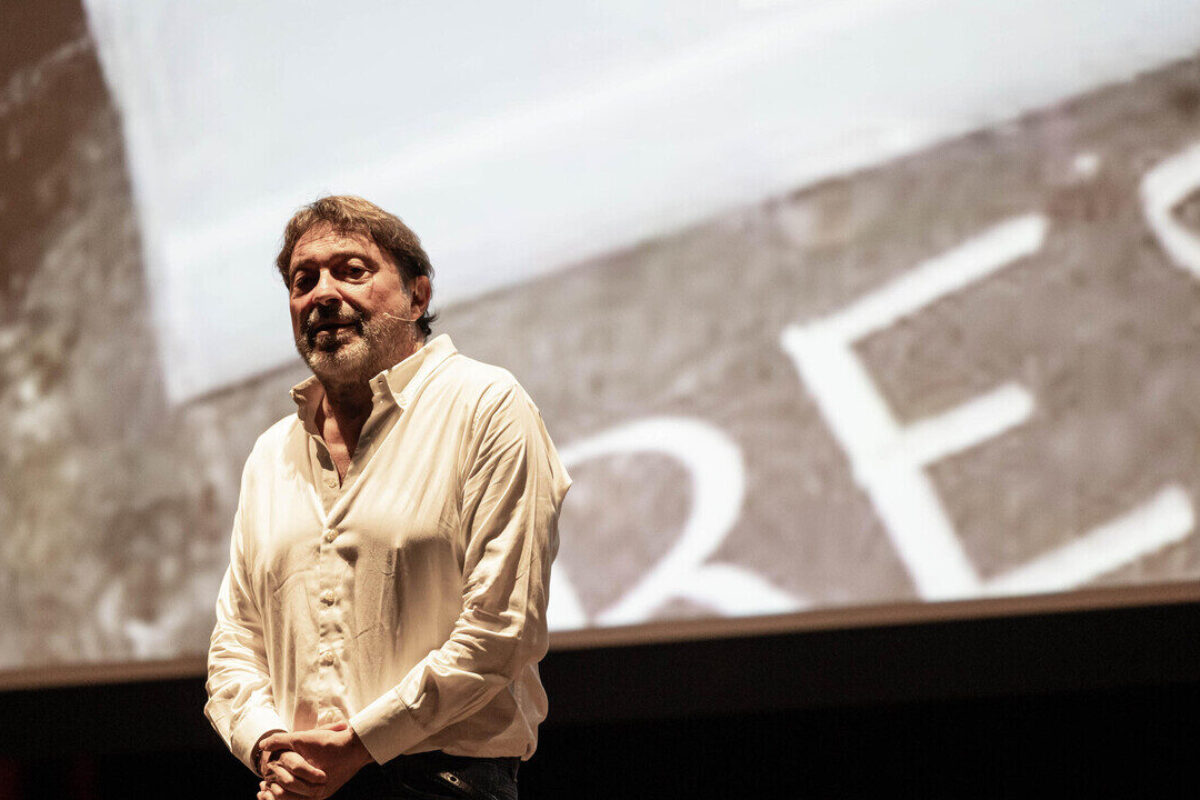 Sigfrido Ranucci presenta il suo libro ad Asiago: nuove polemiche e accuse di molestie