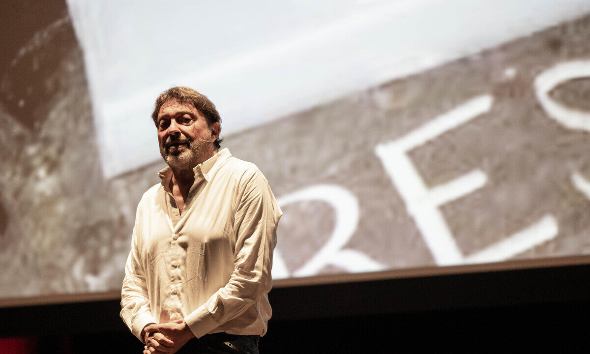 Sigfrido Ranucci presenta il suo libro ad Asiago: nuove polemiche e accuse di molestie