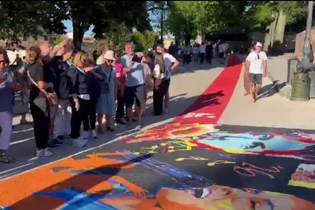 Lucca: nuovo record mondiale con infiorata di 4233,45 metri lineari