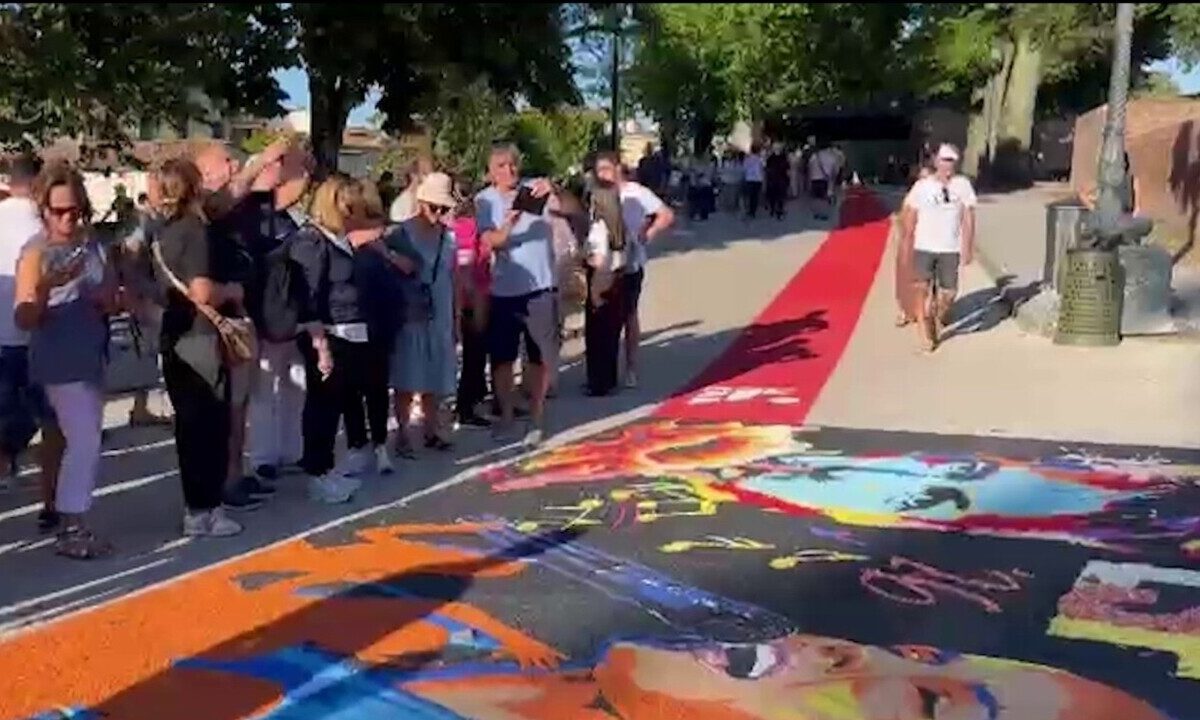Lucca: nuovo record mondiale con infiorata di 4233,45 metri lineari