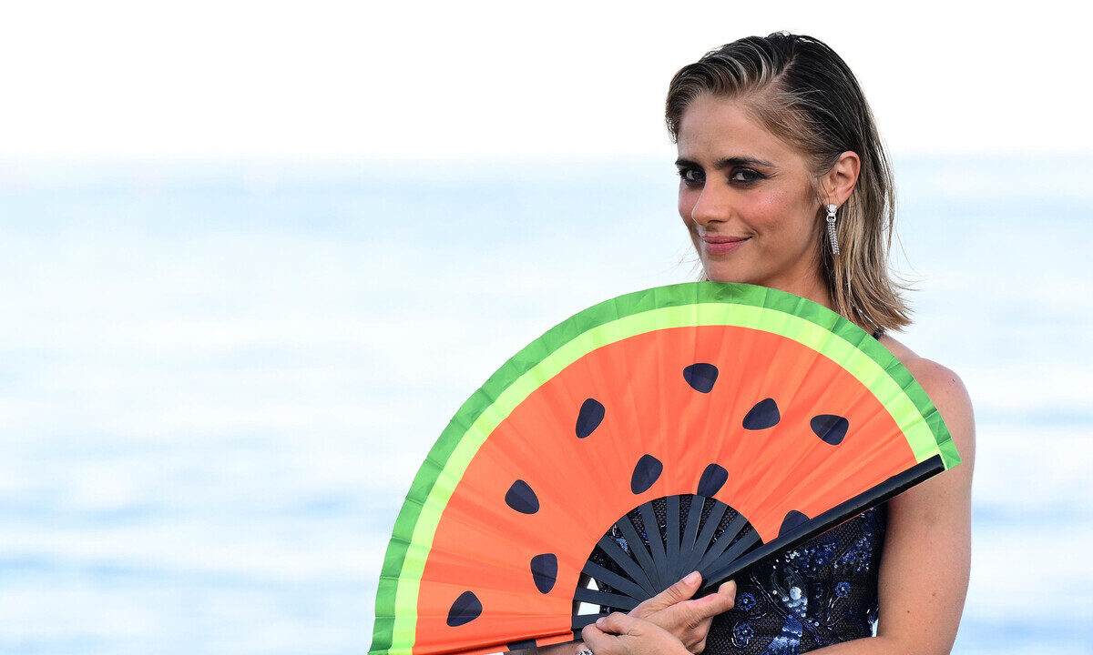 Greta Scarano mostra un ventaglio con anguria al photocall del festival di Venezia