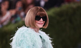 Critiche ad Anna Wintour dopo il flop della mostra su Galliano e il gala a rischio