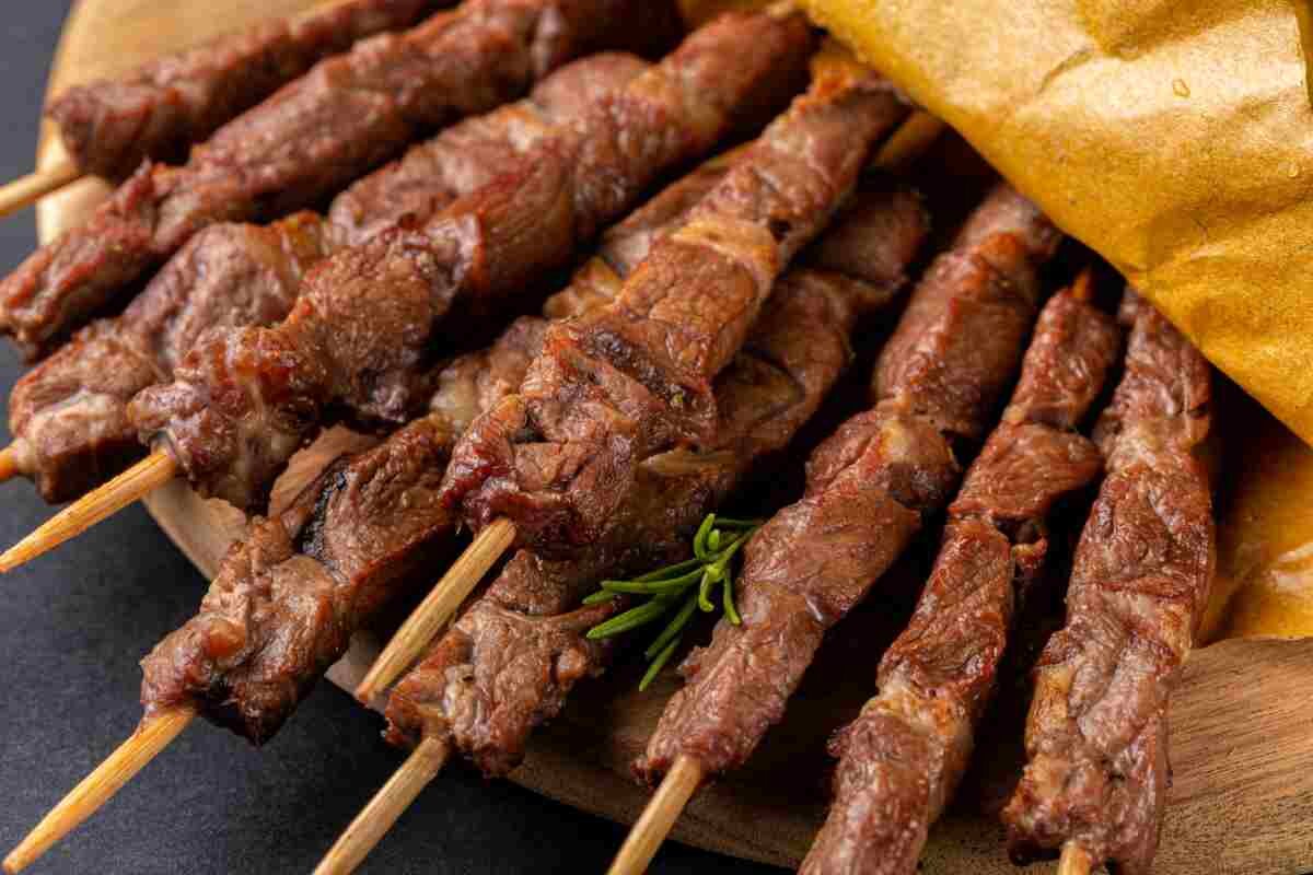 Arrosticini di Là: Un ponte gastronomico tra il Gran Sasso e l’Infernetto